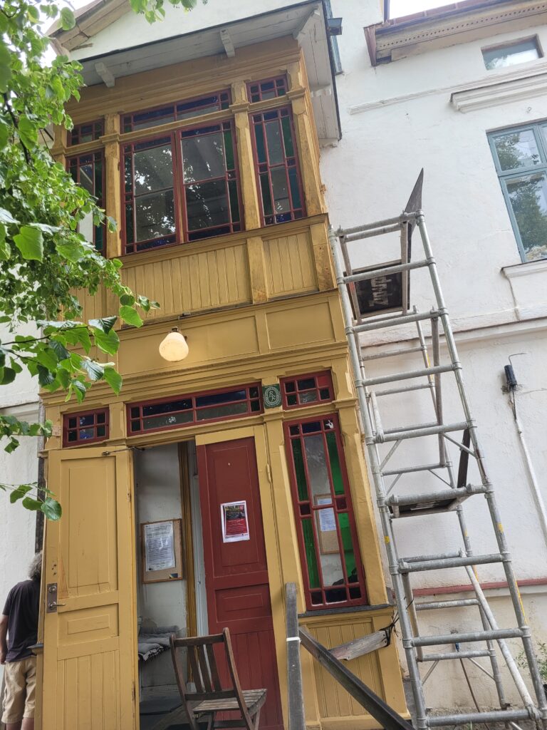 Bild på entrén till Valegården.